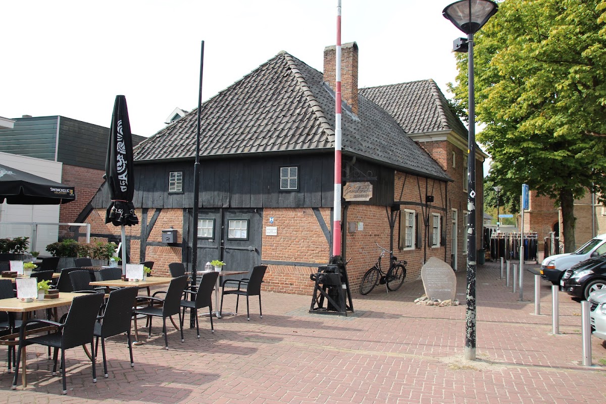 Dinxperlo — Plein met historisch pand en terras