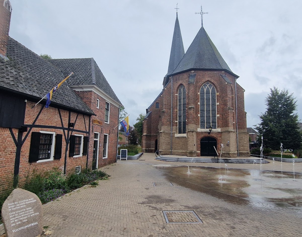 Dinxperlo — Kerk met tuin na regenval