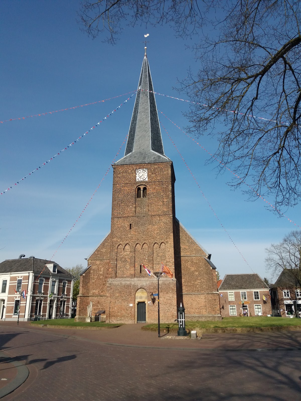 Dinxperlo — Kerkspits tegen blauwe hemel