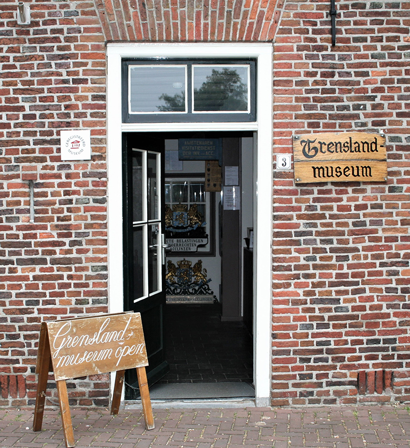 Dinxperlo — Grenelandmuseum ingang met houten bord