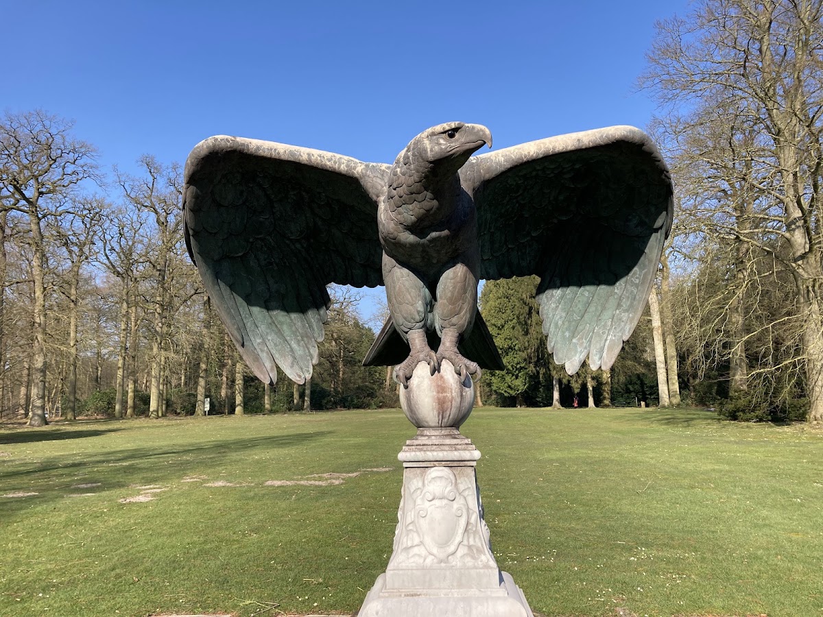 Doorn — Adelaarsmonument in park