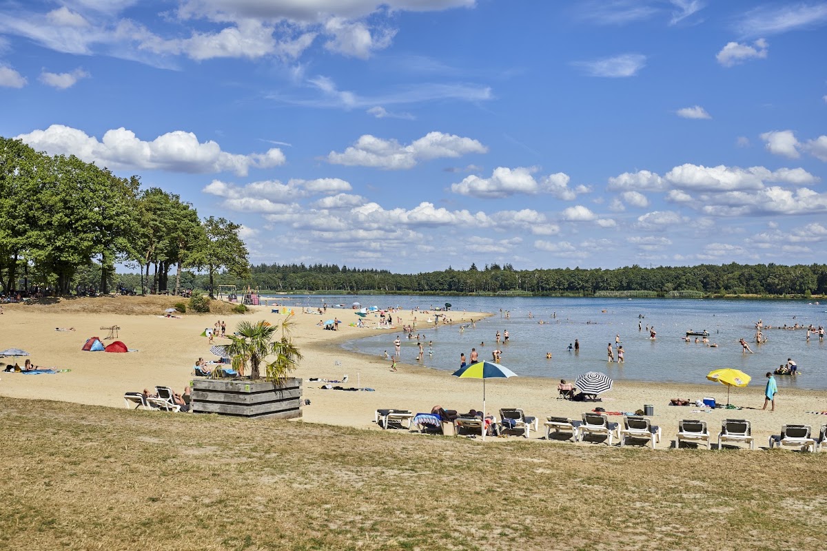 Eersel — Beachclub aan meer met bezoekers