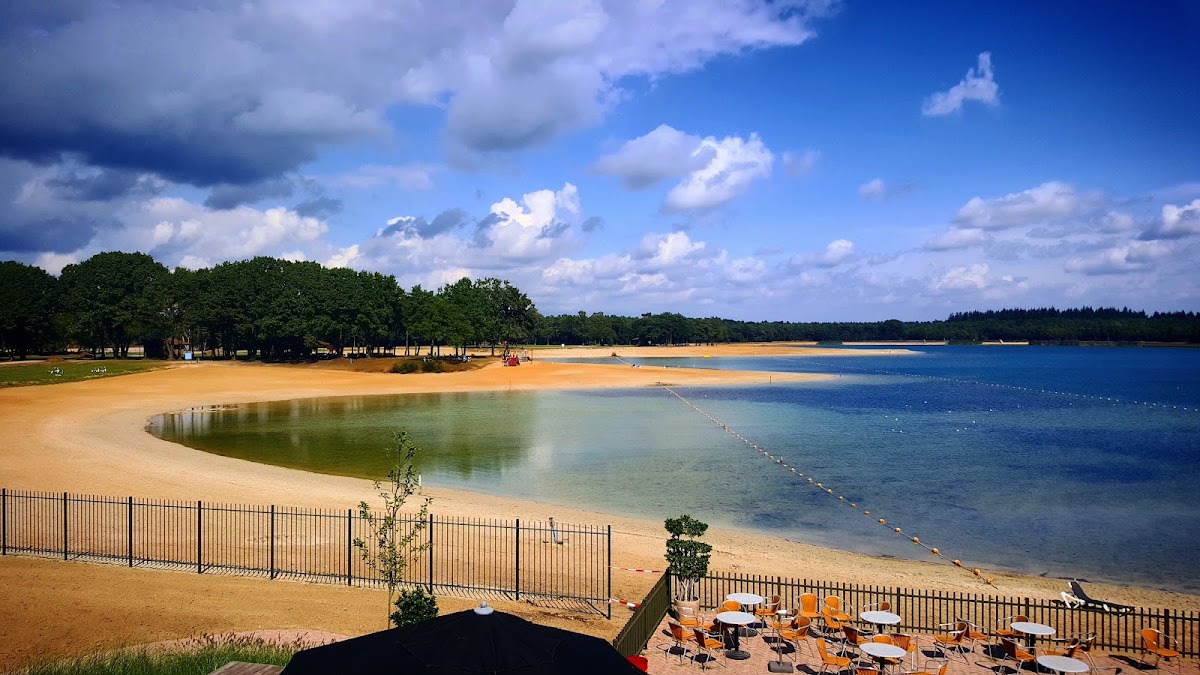 Eersel — Zandstrand aan water met bezoekers