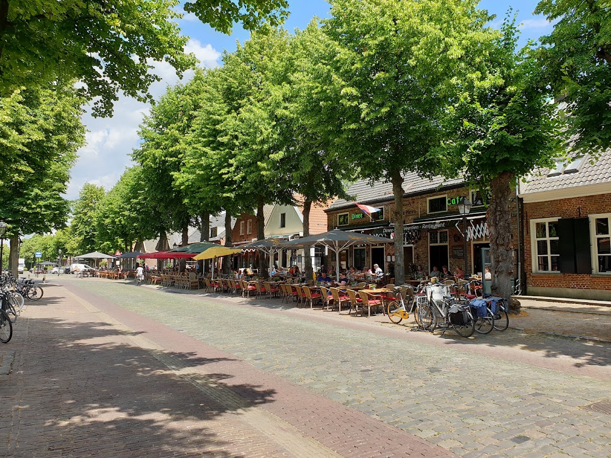 Eersel — Dorpsplein met terras en historische panden
