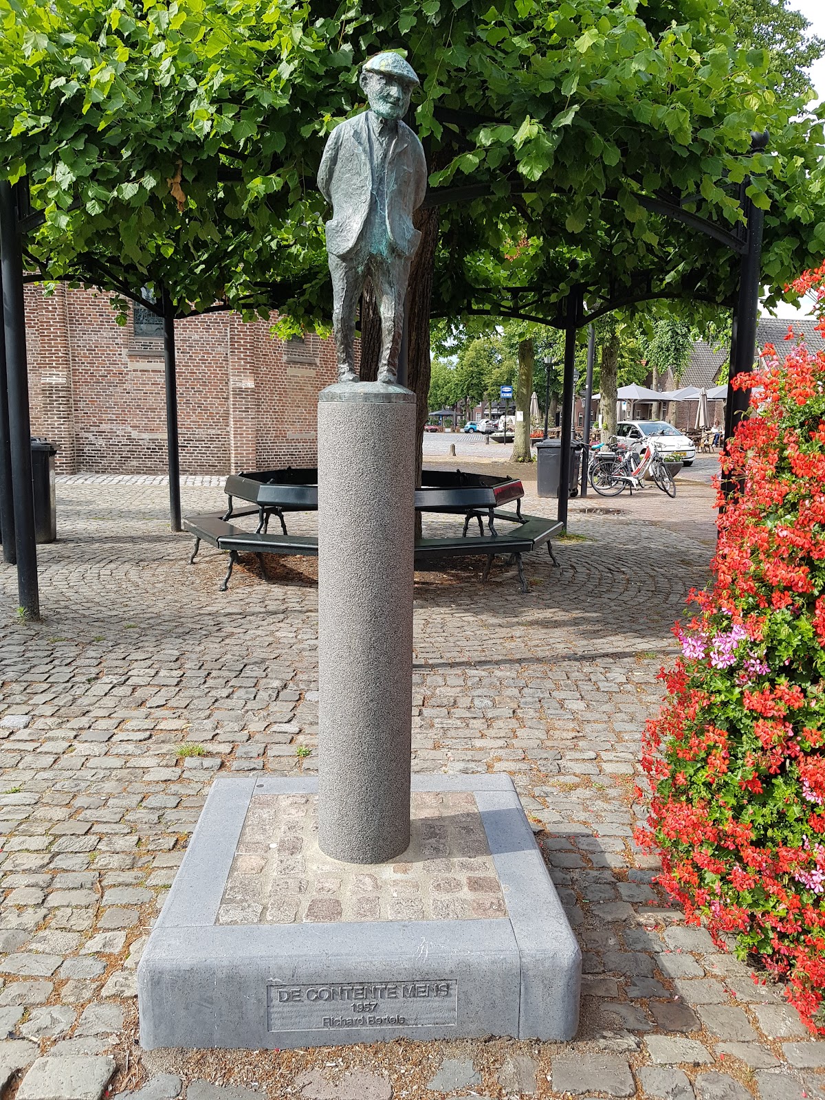 Eersel — Standbeeld op dorpsplein met bloemen