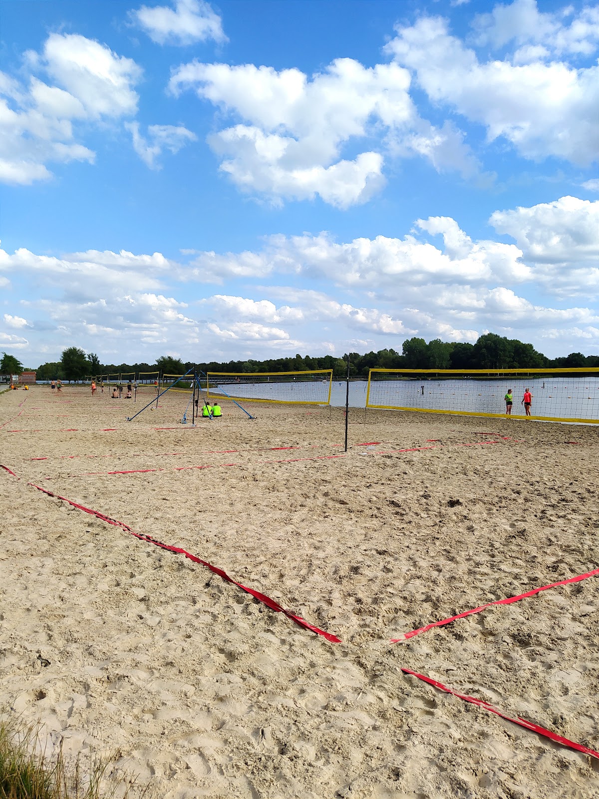 Haren — Zandstrand met volleybalveld