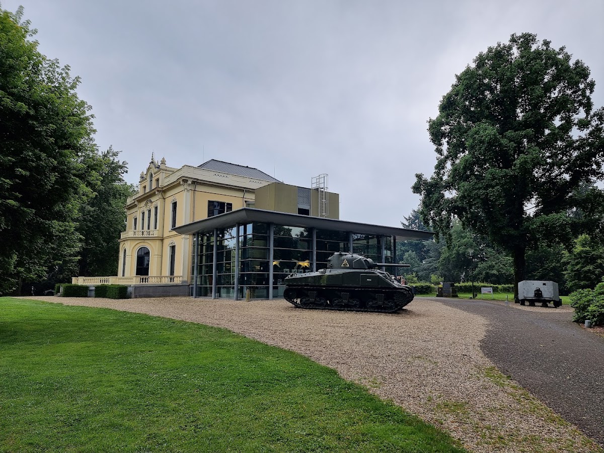 Oosterbeek — Geel gebouw met carport