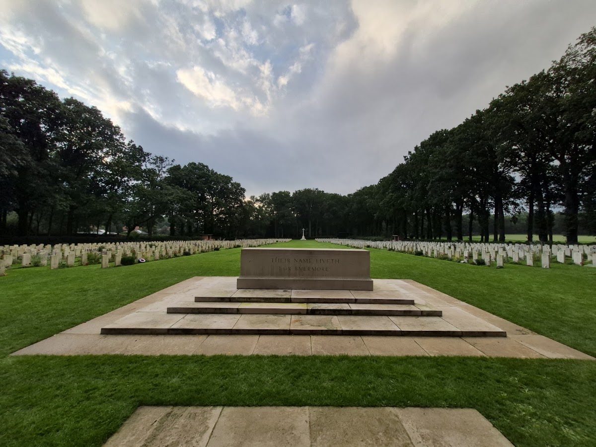 Oosterbeek — Begraafplaats met monument