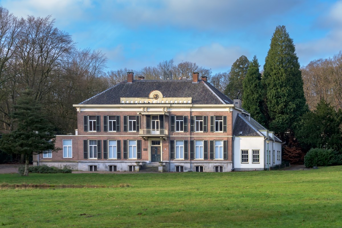 Oosterbeek — Roze herenhuis in landelijk gebied