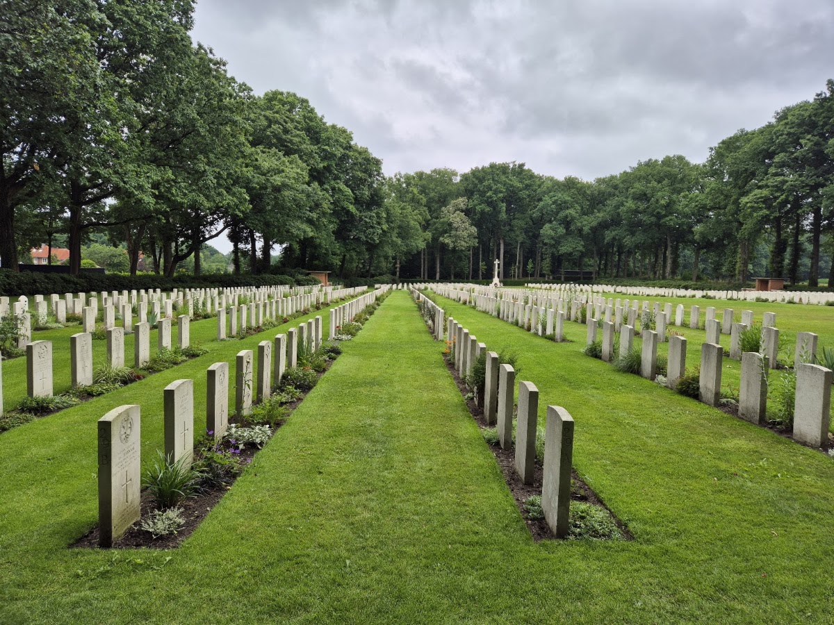 Oosterbeek — Begraafplaats met witte grafstenen