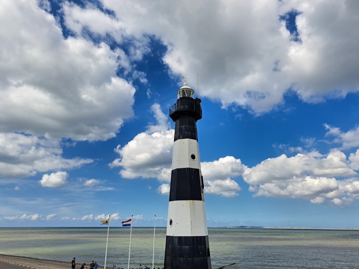 Breskens — Vuurtoren aan zee met zwart-wit strepen