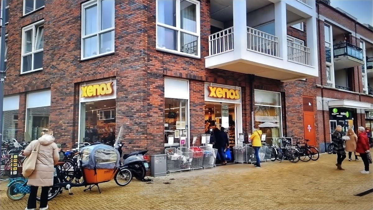 Xenos Sassenheim — Xenos winkel voorkant met bezoekers