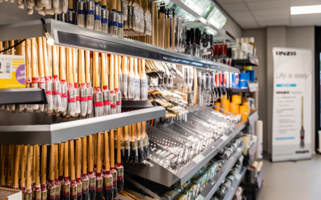 De Verfzaak Beesd — Verfkwasten en gereedschap op wanddisplay