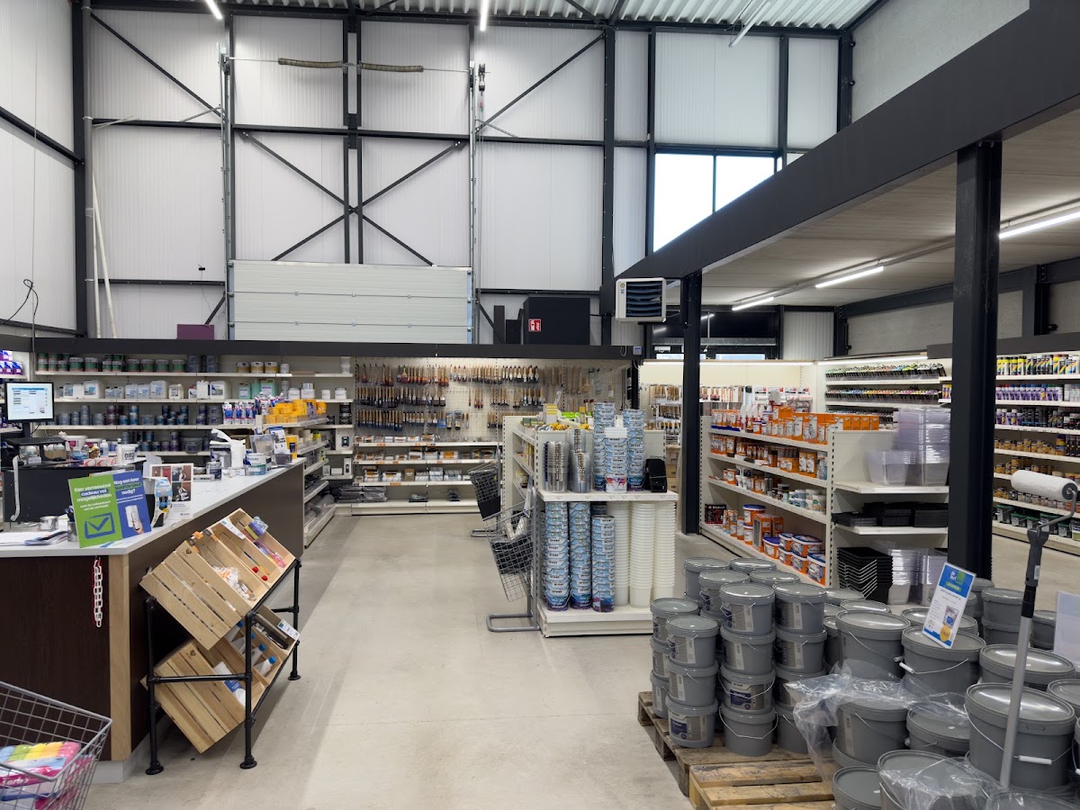 De Verfzaak Cuijk — Winkelinterieur met verfblikken en schappen