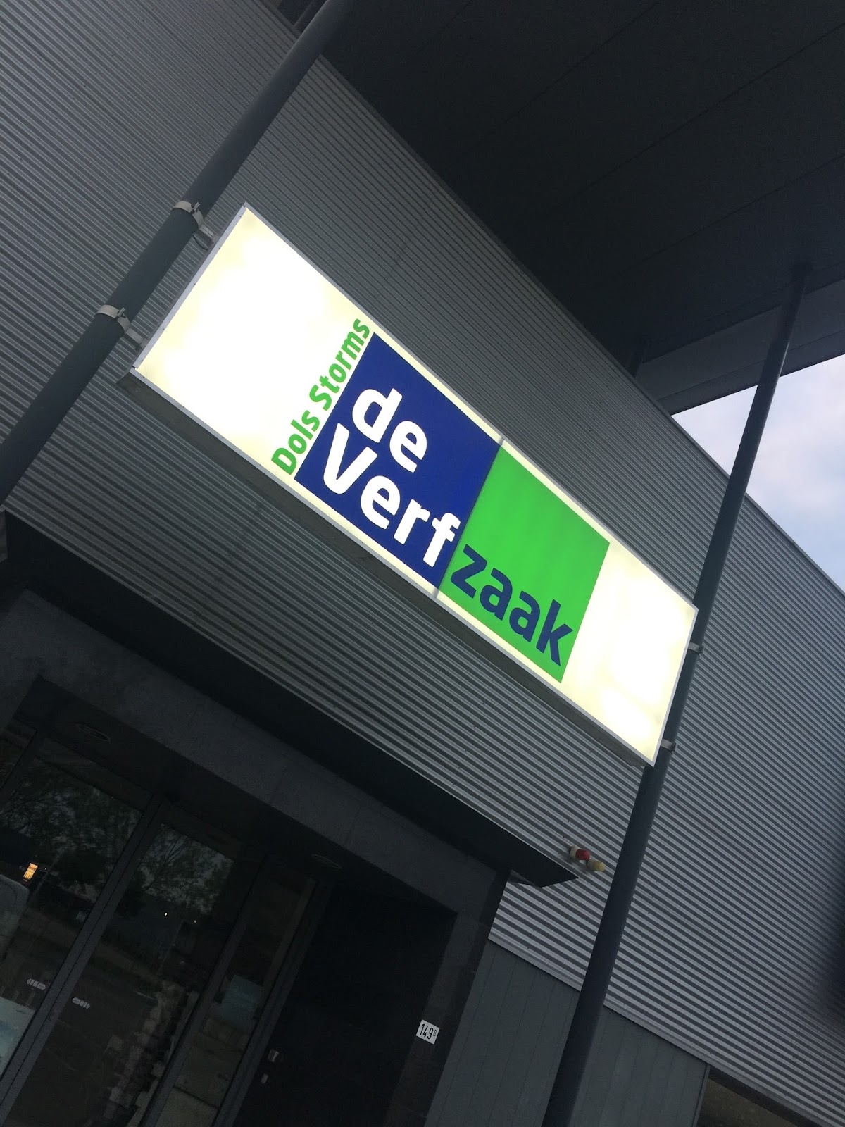 De Verfzaak Sittard — De Verfzaak verlicht winkellogo nachtfoto