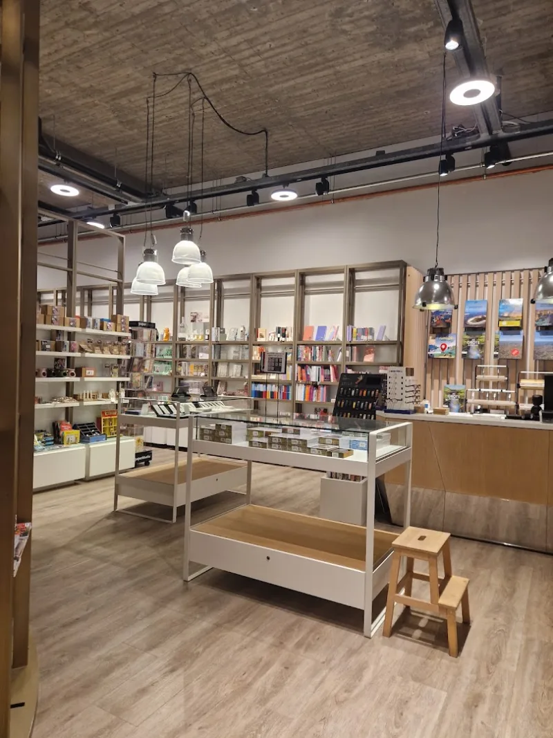 Boekhandel Voorhoeve — foto 9