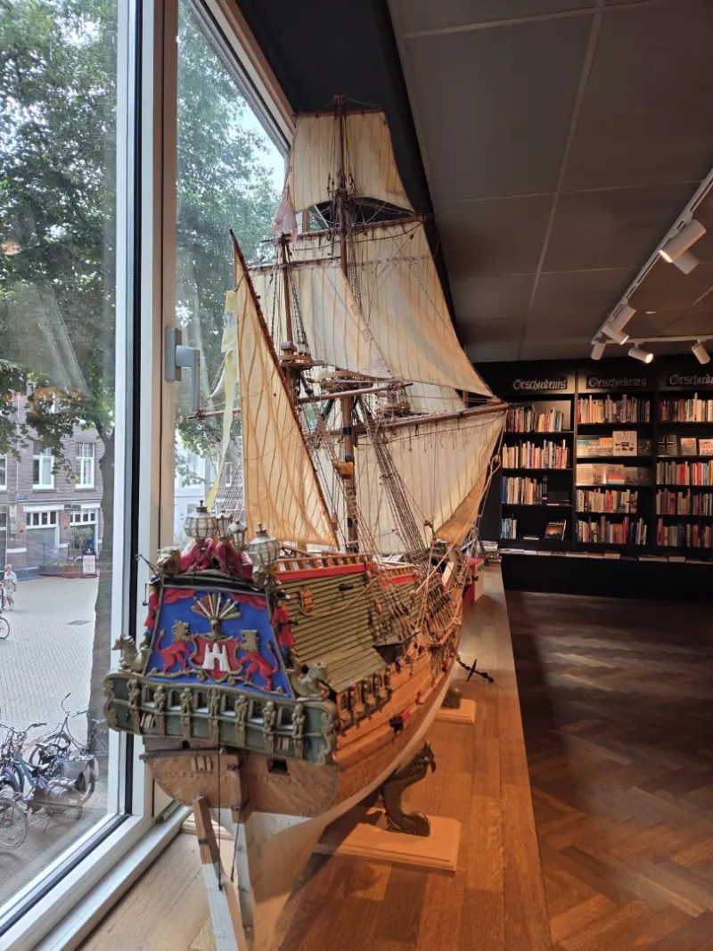 Van der Velde Boeken Groningen A-kerkhof — foto 6