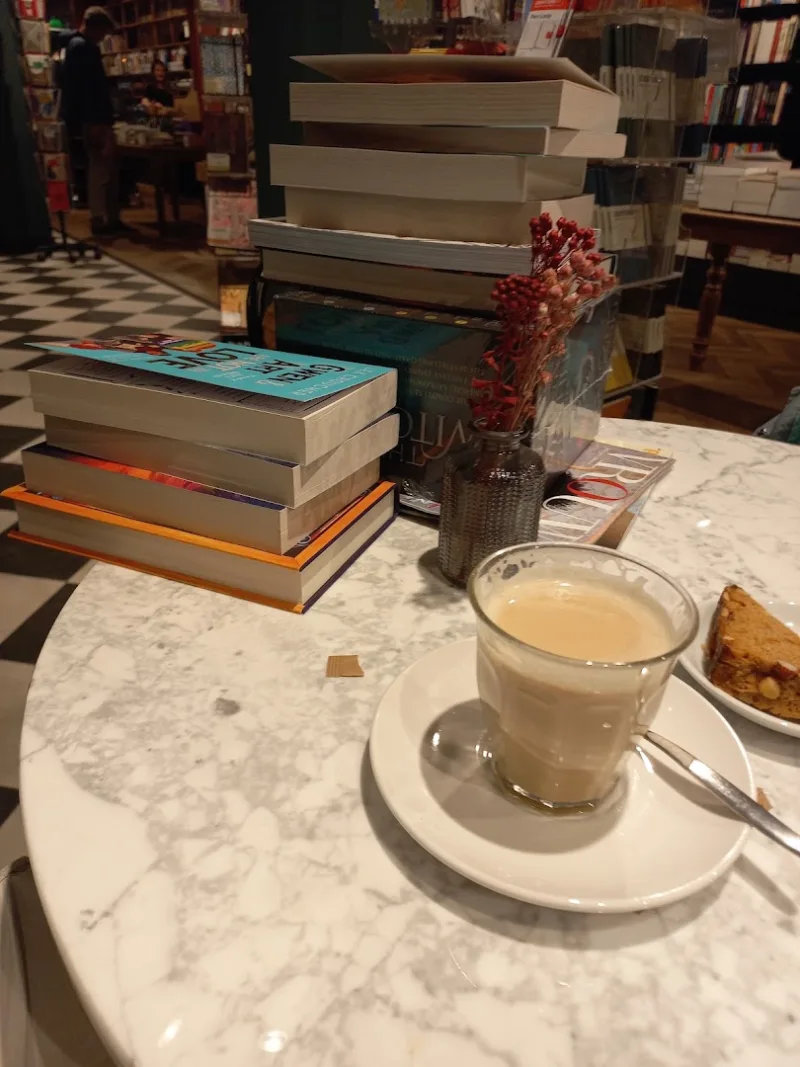 Van der Velde Boeken Groningen A-kerkhof — foto 10