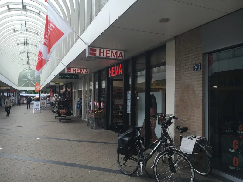 HEMA Vlaardingen De Loper — HEMA winkel in winkelcentrum met fietsen