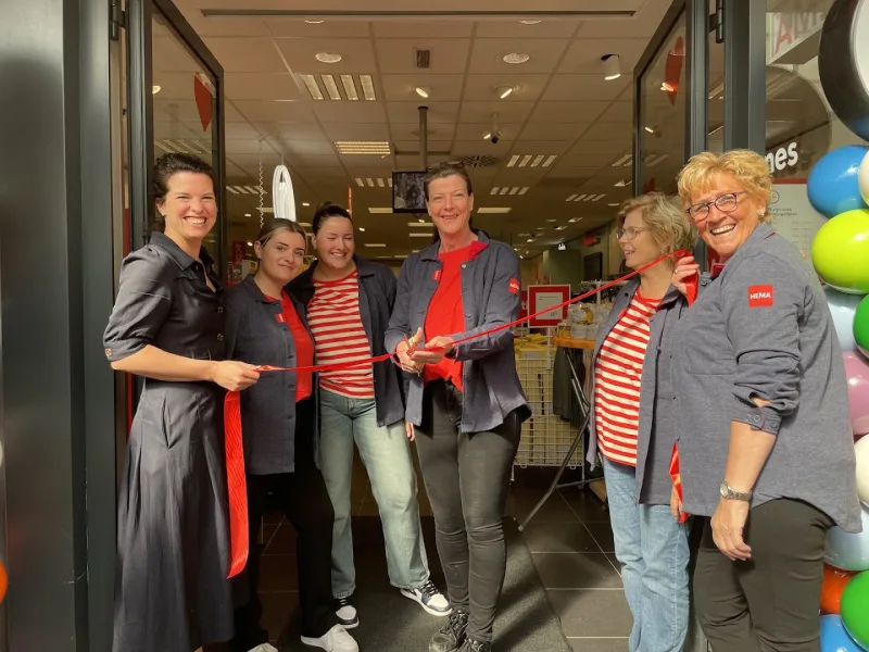 HEMA Vlaardingen De Loper — Medewerkers in HEMA winkel met klanten