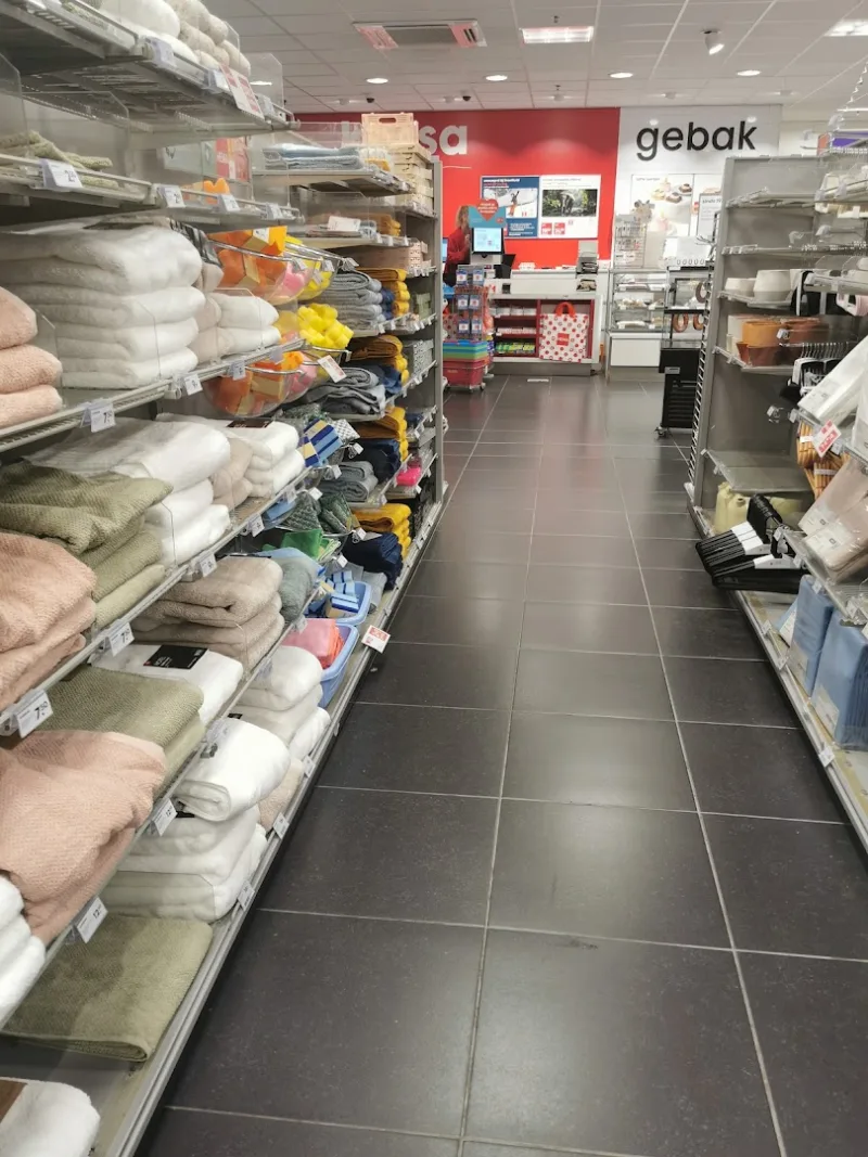 HEMA Utrecht-Vleuterweide — Winkelgang met textiel en huishoudartikelen