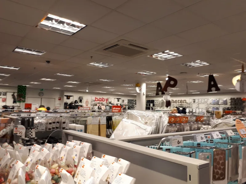 HEMA Utrecht-Vleuterweide — Winkelinterieur met diverse producten