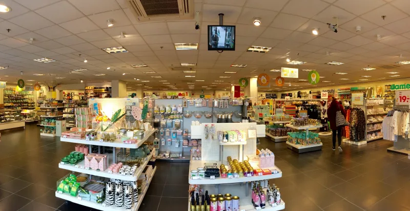 HEMA Utrecht-Vleuterweide — Winkelinterieur overzicht met diverse schappen