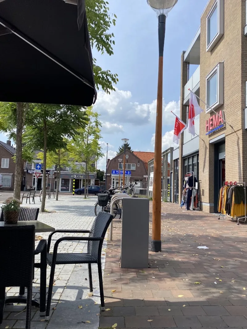 HEMA Vlijmen — Winkelstraat met HEMA winkel zijkant