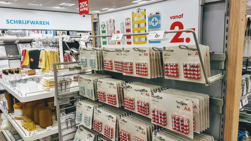 HEMA Vlissingen — Schap met schrijfwaren en kantoorartikelen