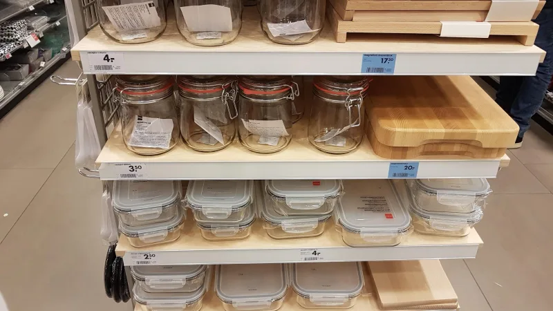 HEMA Vlissingen — Schap met glazen potten en houten items