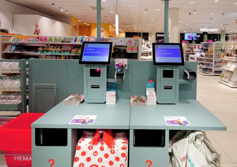 HEMA Vlissingen — Kassa balie met schermen winkel