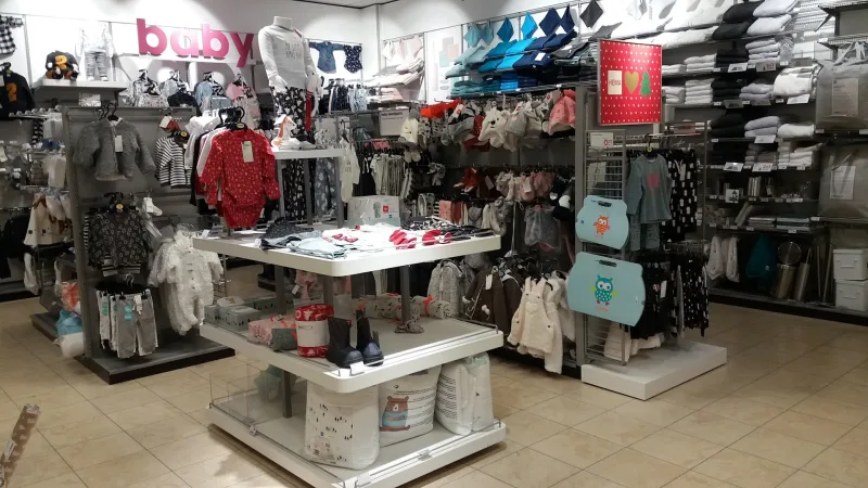 HEMA Volendam — HEMA winkel interieur met kleding en accessoires