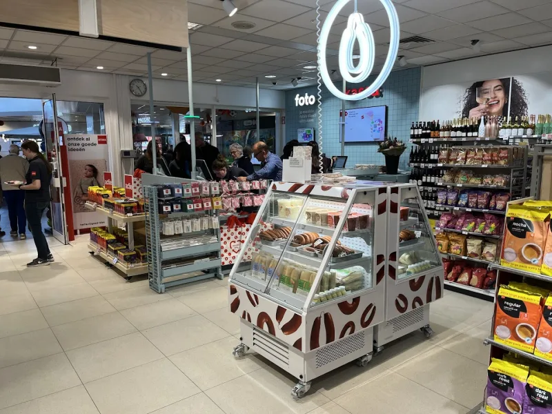 HEMA Volendam — HEMA winkel interieur met kassa en producten