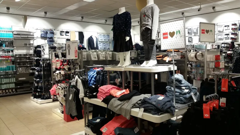 HEMA Volendam — HEMA winkel interieur met kleding en displays