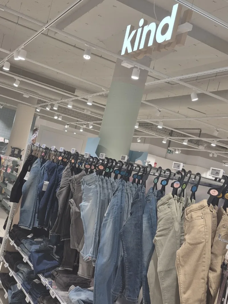 HEMA Voorburg — Kledingafdeling met jeans en broeken