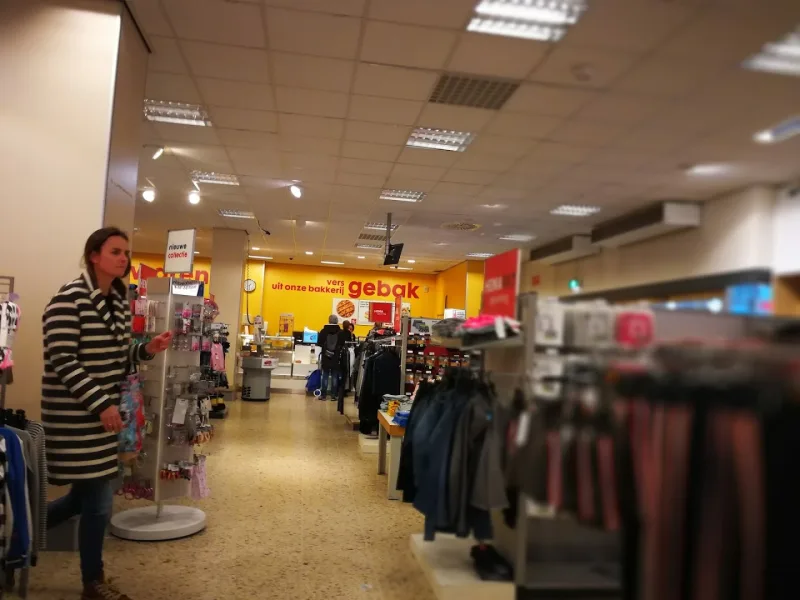 HEMA Voorburg — Winkelinterieur met kleding en displays