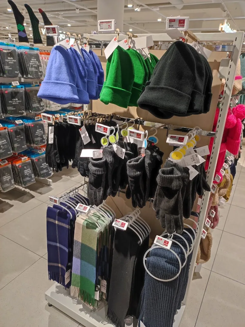 HEMA Voorburg — Schap met rugzakken en tassen