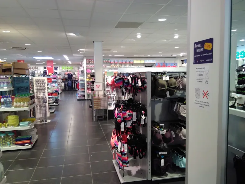 HEMA Voorhout — Winkelgang met kleding en huishoudartikelen