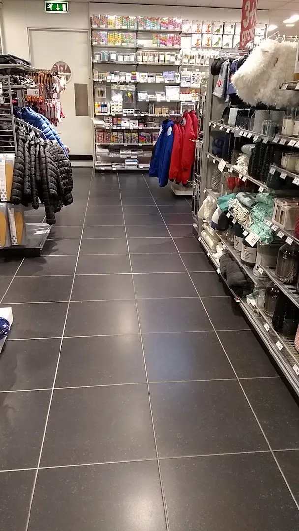 HEMA Voorhout — Winkelgang met kleding en accessoires schappen