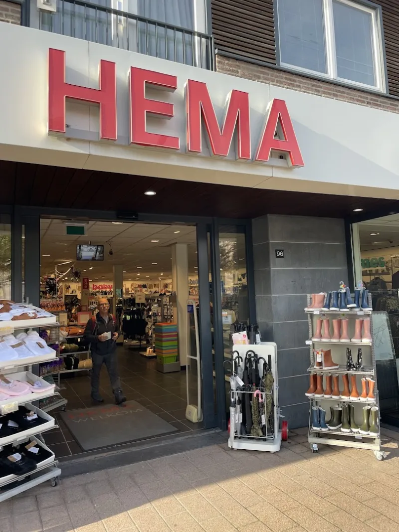HEMA Voorhout — HEMA winkelingang met rode letters en ramen