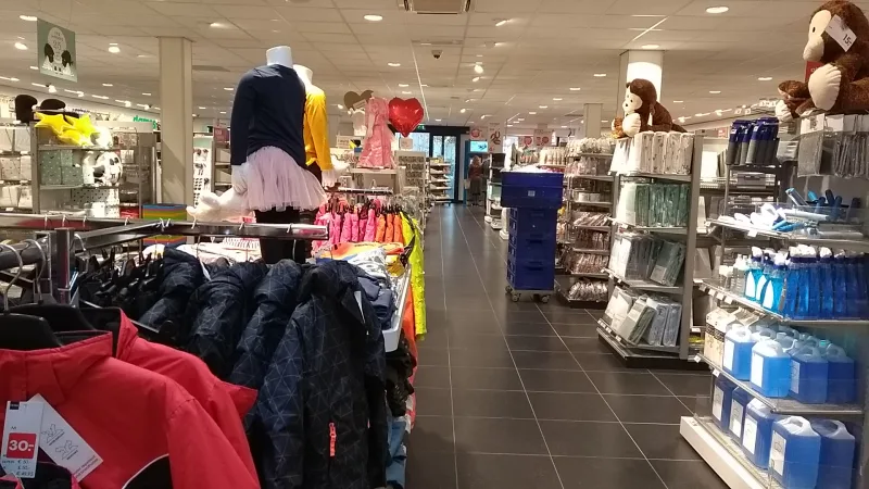 HEMA Voorhout — Winkelinterieur met kleding en huishoudartikelen