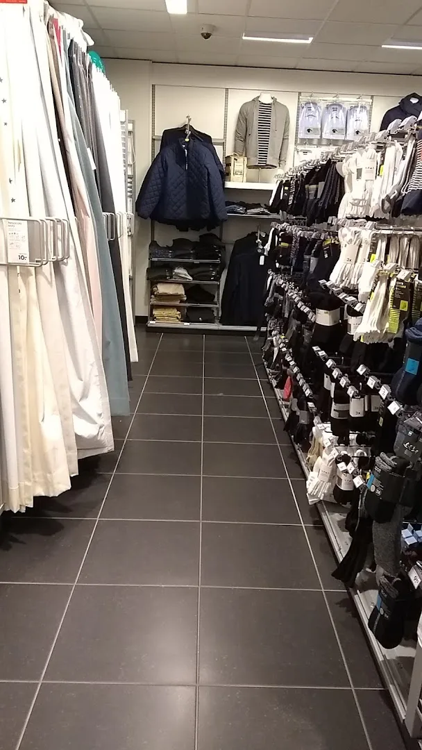 HEMA Voorhout — Winkelgang met kleding en accessoires uitstalling
