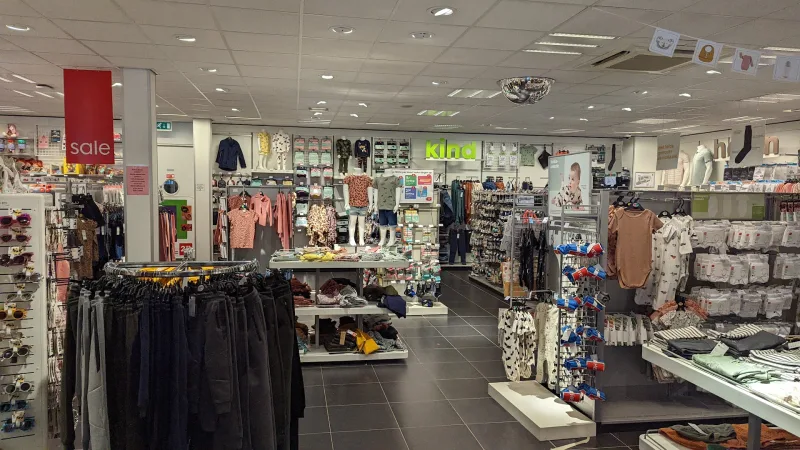 HEMA Voorthuizen — Winkelinterieur met kleding en accessoires