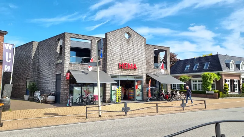 HEMA Voorthuizen — HEMA winkel voorkant met bezoekers buiten