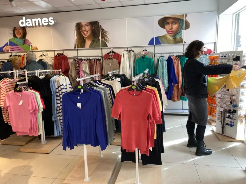 HEMA Vriezenveen — Damesafdeling met kleding en winkelmedewerker