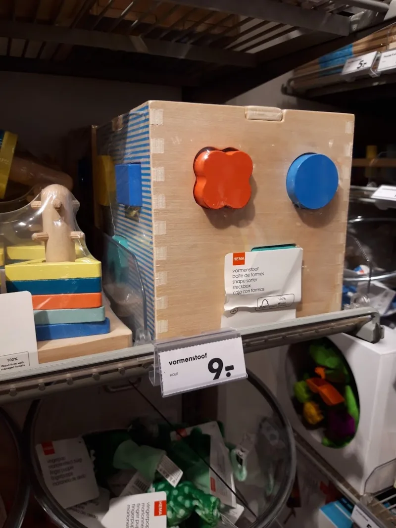 HEMA Vroomshoop — Houten speelgoed met rode en blauwe knoppen