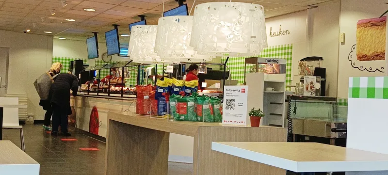 HEMA Waalwijk — Winkelinterieur met toonbank en producten