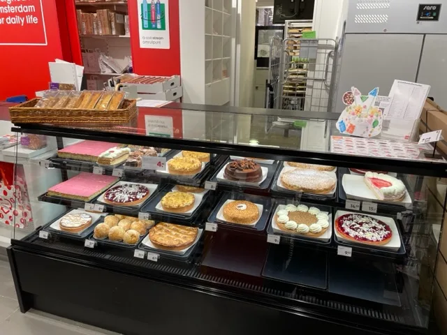 HEMA Waalwijk — Vitrine met gebakken goederen en voedsel