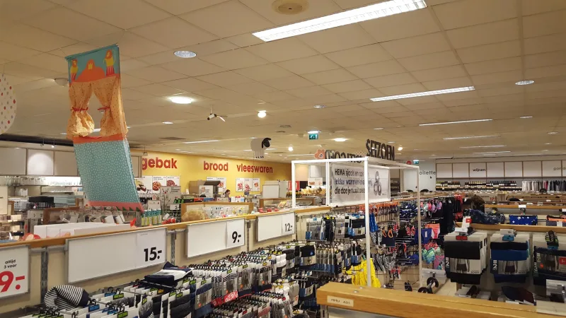 HEMA Waalwijk — Winkelinterieur overzicht met schappen