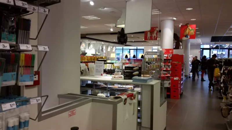 HEMA Waddinxveen — Winkelinterieur met schappen en producten